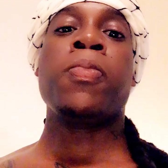 Profile Picture of Julian Arzu (@kingyoung44) on Poshmark