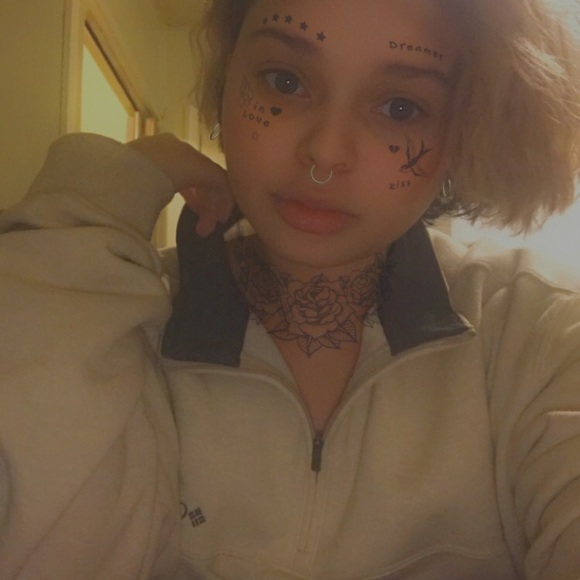 Profile Picture of Joelle Garrett (@joelle_garrett) on Poshmark