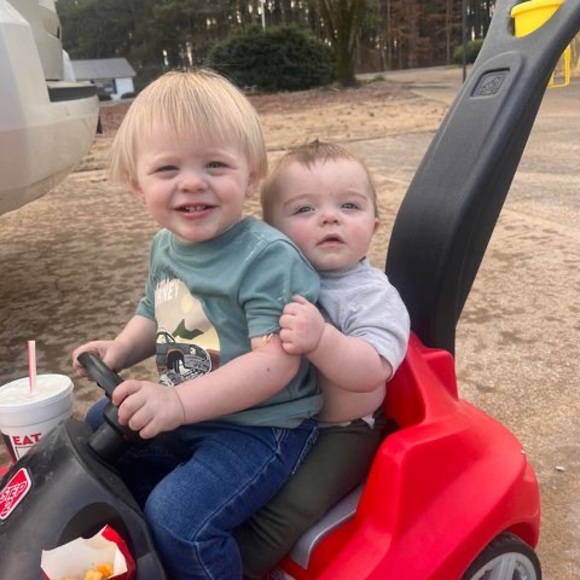 Holly Kuriger - Poshmark Profile Picture of Holly Kuriger (@holly_kuriger) on Poshmark