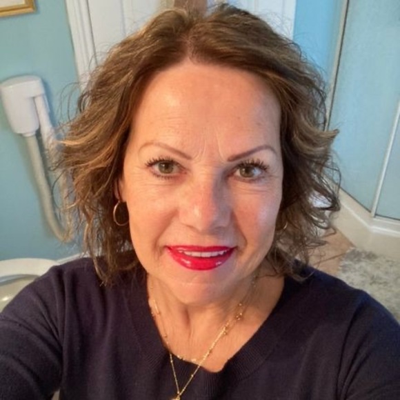 Profile Picture of Antonia Paulin (@antonia1956) on Poshmark