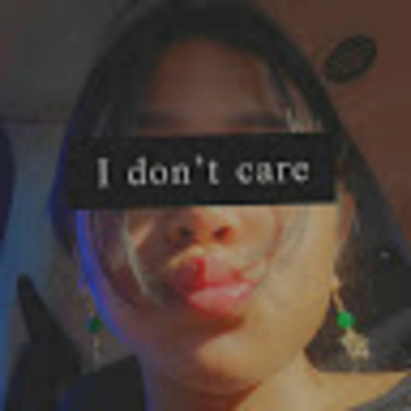 Profile Picture of Bbxy._. Dayna (@daynikakananil) on Poshmark