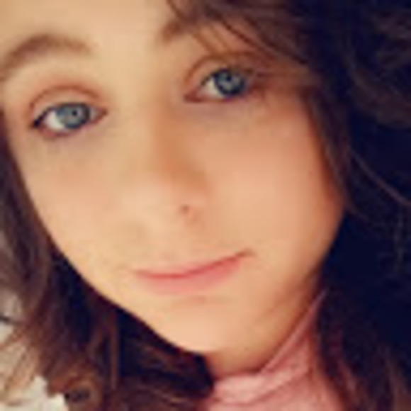 Profile Picture of Apple Renie (@applerenie) on Poshmark