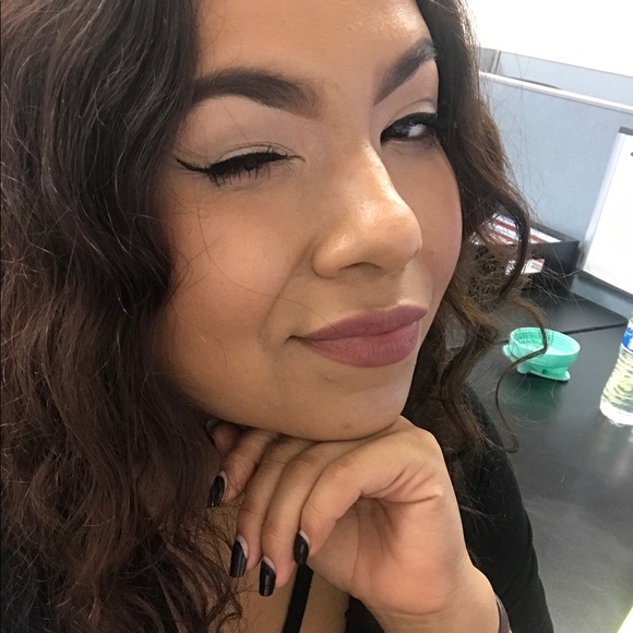 Profile Picture of Lizzet Morando (@lizzmorando) on Poshmark