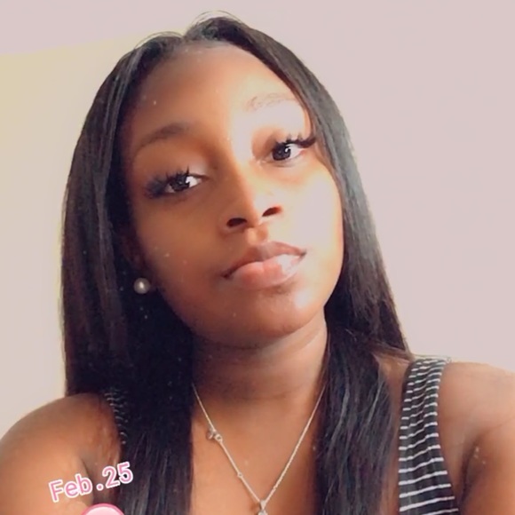 Profile Picture of Coreysha Petersen (@issa_qu33nn) on Poshmark