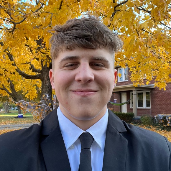 Profile Picture of Conner Emnett (@conneremnett) on Poshmark