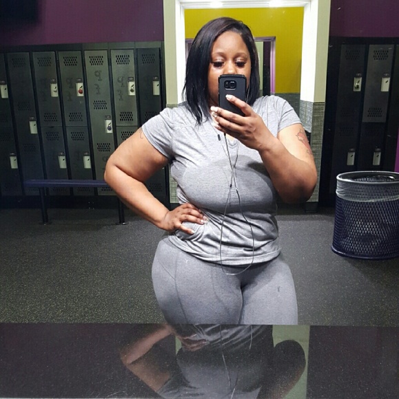 Profile Picture of Renea Baisten (@slimthick25) on Poshmark