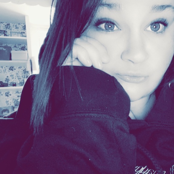 Profile Picture of Tasha Schery (@tasha_schery) on Poshmark