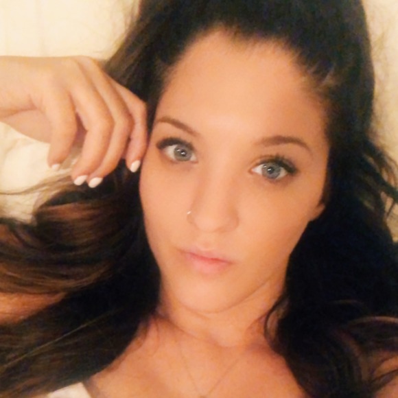 Profile Picture of Haylie Sampsel (@hayliesampsel) on Poshmark