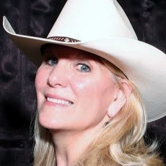 Profile Picture of Shari Manning (@sharimann) on Poshmark