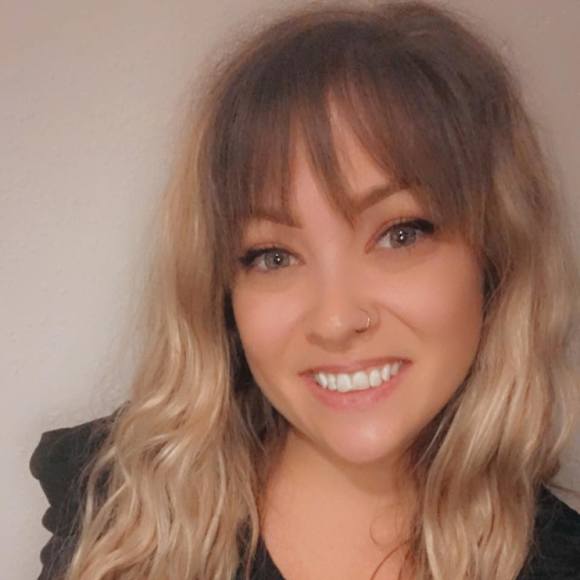 Profile Picture of Amber Putney (@amberputz) on Poshmark