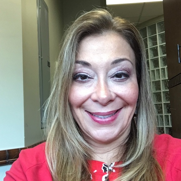 Profile Picture of Rosie Angelakis (@angelakisr) on Poshmark