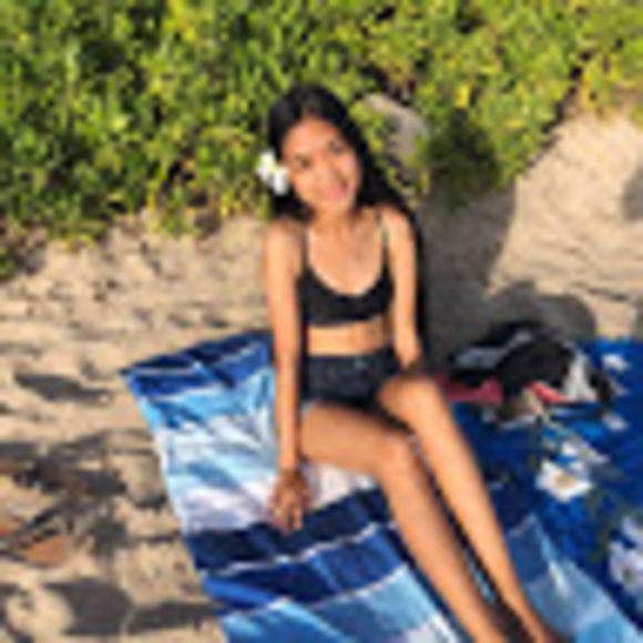 Profile Picture of Jesabel Alibin (@jesisforshort) on Poshmark