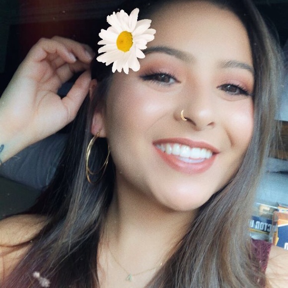 Profile Picture of Amber Segura (@ambiecake24) on Poshmark