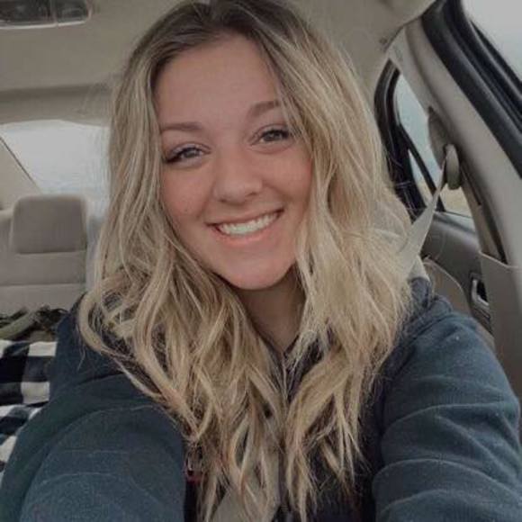 Profile Picture of Halli Rhodes (@hallirhodes) on Poshmark