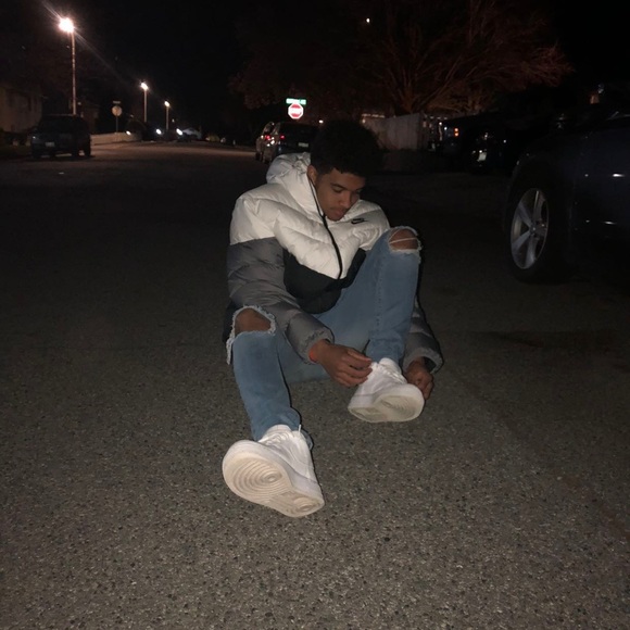 Profile Picture of Julian Dutra (@julianurwavy) on Poshmark