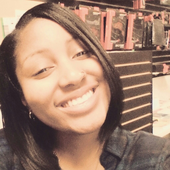 Profile Picture of Iasia Lorick (@asia2412) on Poshmark