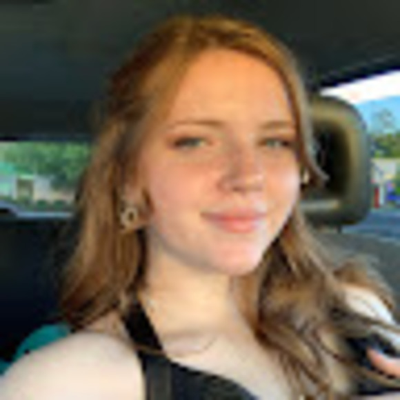 Profile Picture of Amber Anderson (@aambbzz) on Poshmark