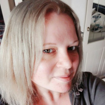 Profile Picture of Clare Nicholas (@emmys_mummy) on Twitter