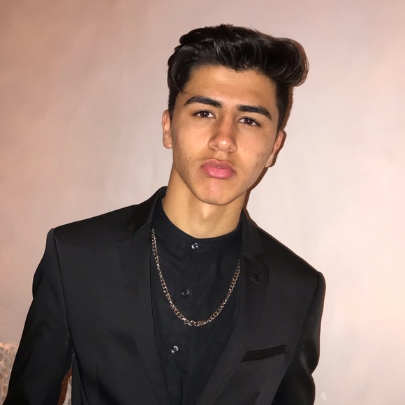 Profile Picture of Von James (@vonjames) on Poshmark