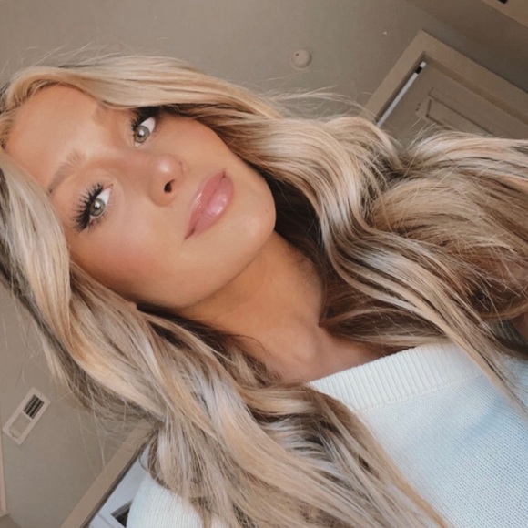 Profile Picture of Iris Putnam (@irisputnamx96) on Poshmark