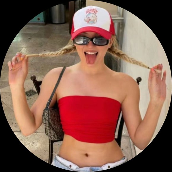Profile Picture of Raina Foster (@ahmetlihong) on Poshmark