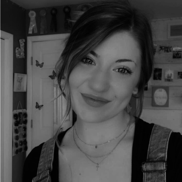 Lilly Samonek - Poshmark Profile Picture of Lilly Samonek (@lillysamonek) on Poshmark