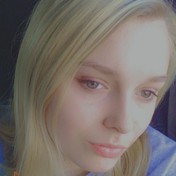 Profile Picture of Ruby Rowe (@ruby_rowe) on Poshmark