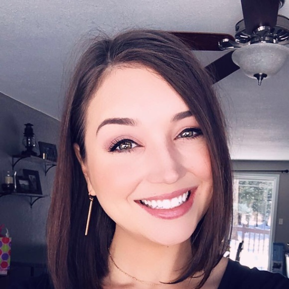 Profile Picture of Sara Seubert (@sschleif1) on Poshmark