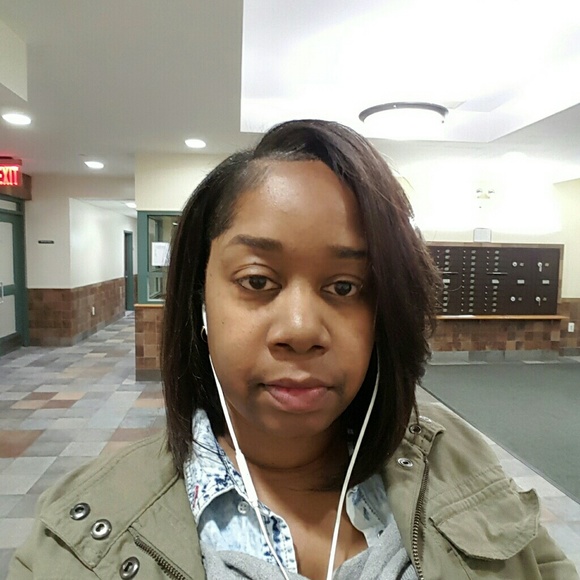 Profile Picture of Veronica Sutton (@city_wide) on Poshmark