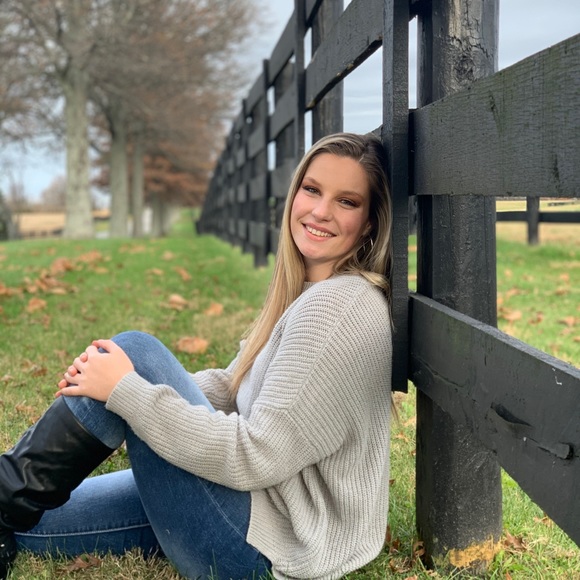 Profile Picture of Mikala Williams-ellrodt (@mikalawilliamse) on Poshmark