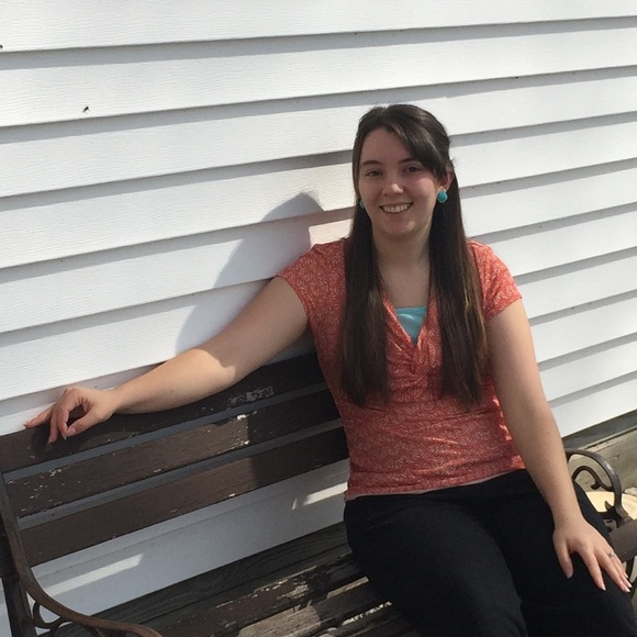 Profile Picture of Lindsey Hanchett (@reneehan25) on Poshmark