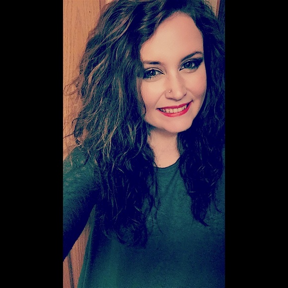 Profile Picture of Lexie Shindledecker (@lexie_louuu) on Poshmark