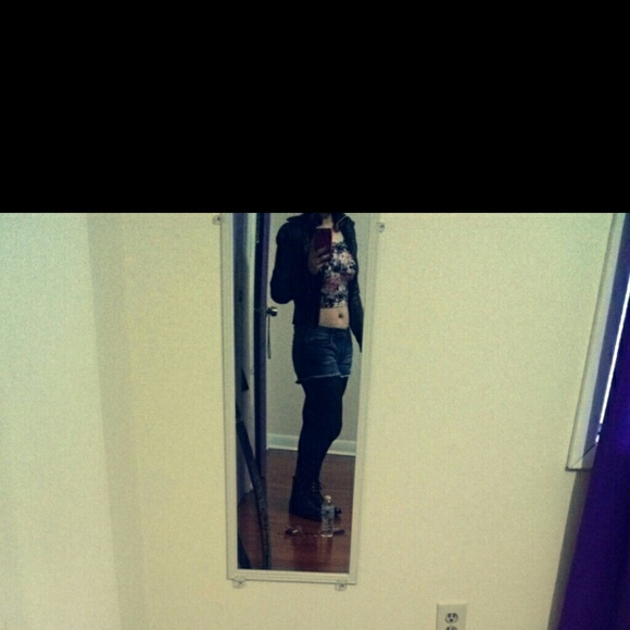 Profile Picture of Lily Ng (@lilynguyenlove) on Poshmark