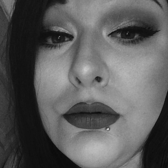 Profile Picture of Tori Stephens (@toricheymua) on Poshmark