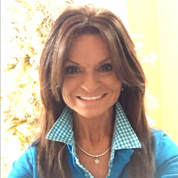 Profile Picture of Cris Nutley (@bailey2627) on Poshmark