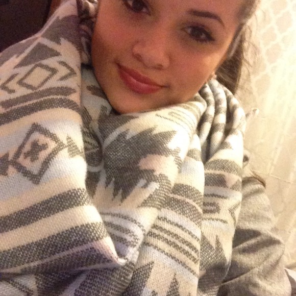 Profile Picture of Enida Alihodzic (@eniidaa) on Poshmark