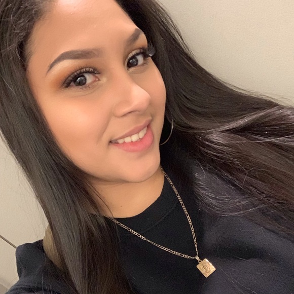 Profile Picture of Cecilia Robles (@ceciliaarobles) on Poshmark