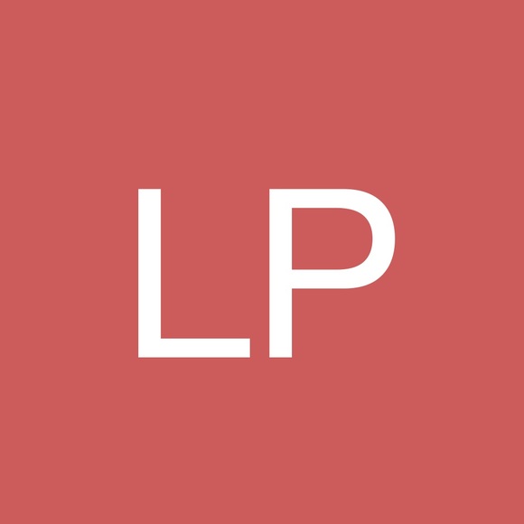 Profile Picture of Laura Pearson (@laurajpearson) on Poshmark