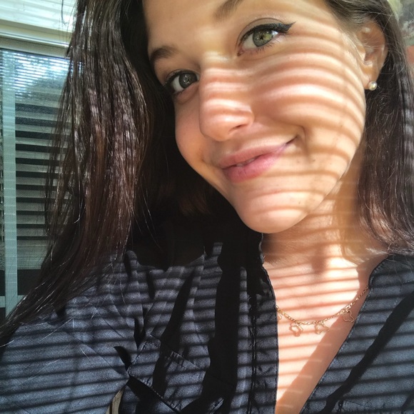 Profile Picture of Alexa Antonelli (@alexaantooo) on Poshmark