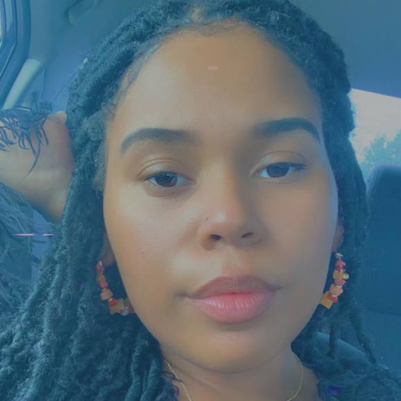 Profile Picture of Nia Madise (@nia_madise) on Poshmark