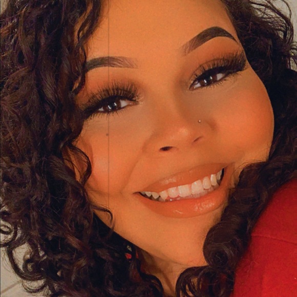 Savannah Holley - Poshmark Profile Picture of Savannah Holley (@littlemisssavy) on Poshmark