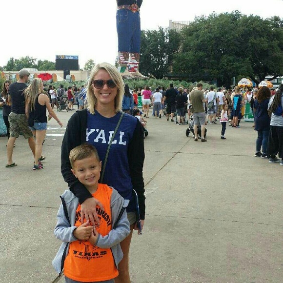 Profile Picture of Amanda Reuther (@amandamagen) on Poshmark