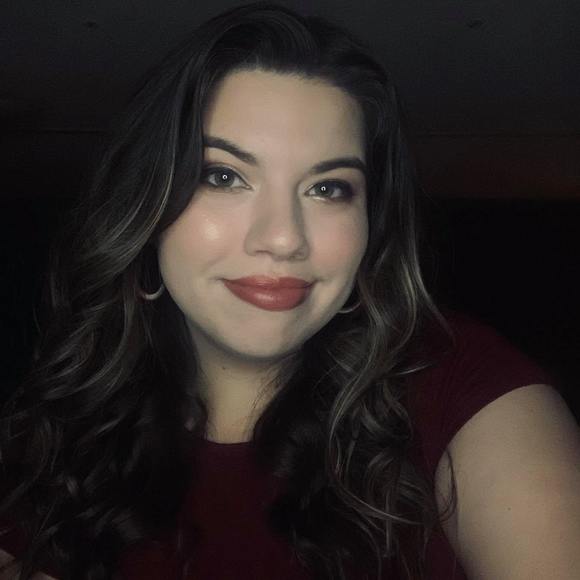 Profile Picture of Crystal Kachevas (@crystalkachevas) on Poshmark