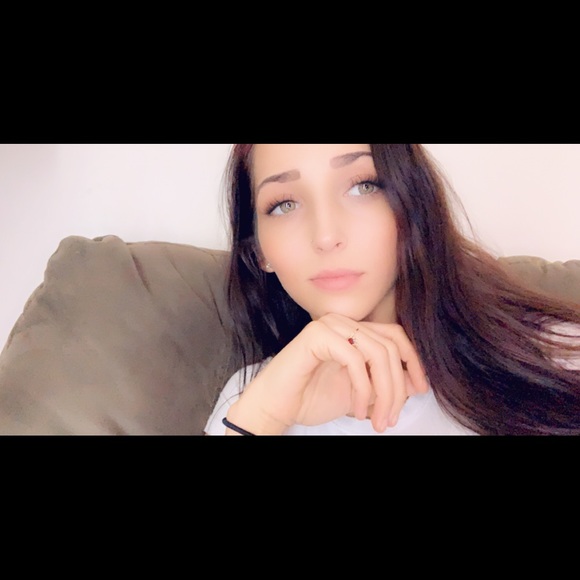 Profile Picture of Lexii Curdie (@lexii_curdie) on Poshmark