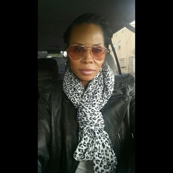 Profile Picture of Fran Barrom (@frenchiebee) on Poshmark