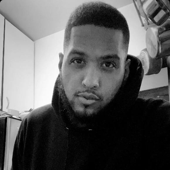 Profile Picture of Alex Escobar (@pouchaveli) on Poshmark