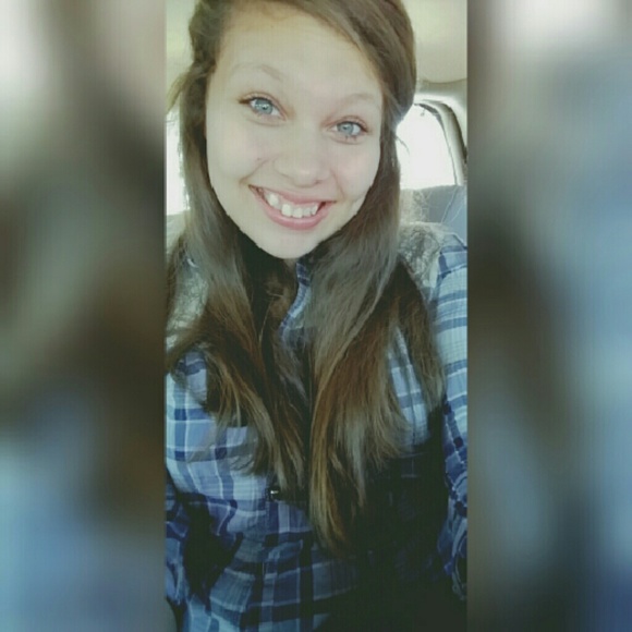 Profile Picture of Tabi Lafuente (@tabinicole012) on Poshmark