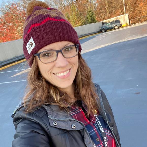 Profile Picture of Lynn Swezey (@agentswezey411) on Poshmark