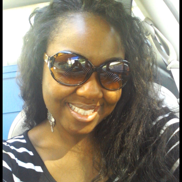 Profile Picture of Aiesha J (@aiesha1985) on Poshmark
