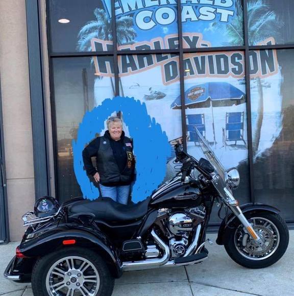 Profile Picture of Robin Foster (@robin_camieo) on Poshmark